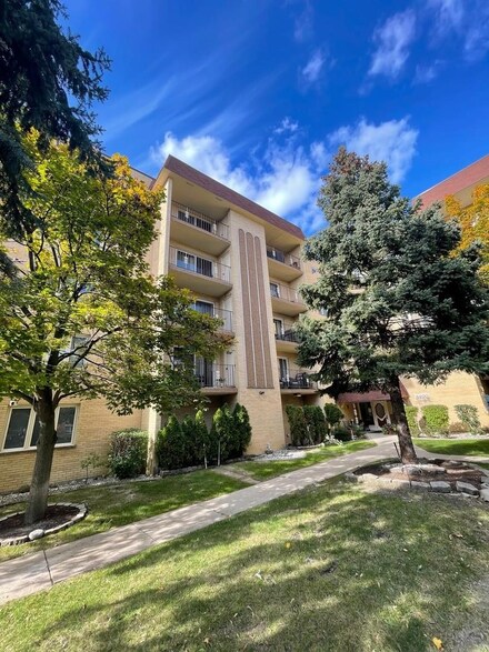 6400 W Belle Plaine Ave Unit 511, Chicago, IL 60634