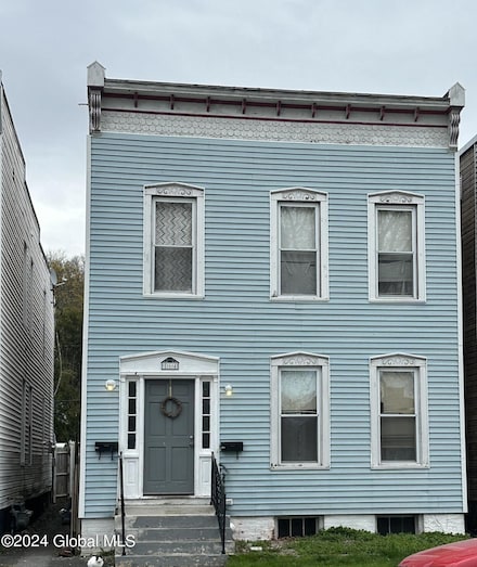 564 7th Ave, Troy, NY 12182