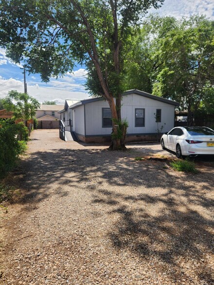 1630 Evergreen Dr SW, Albuquerque, NM 87105