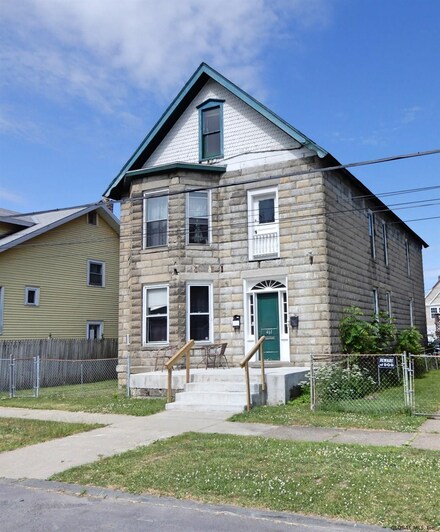 461 9th Ave, Troy, NY 12182