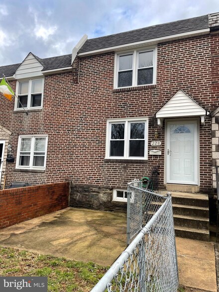 228 Crestwood Dr, Clifton Heights, PA 19018