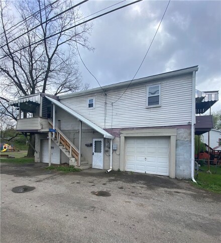 1008 1/2 Jackson St, Vandergrift, PA 15690