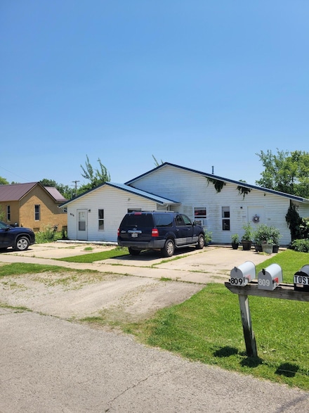 809 Elm Ave, Ava, MO 65608