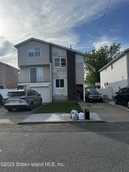 1915 N Railroad Ave, Staten Island, NY 10306