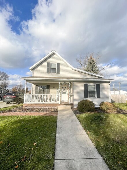 802 E Walnut St, Nappanee, IN 46550