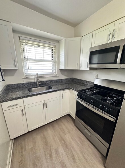 241 W Passaic St Unit 17B, Rochelle Park, NJ 07662