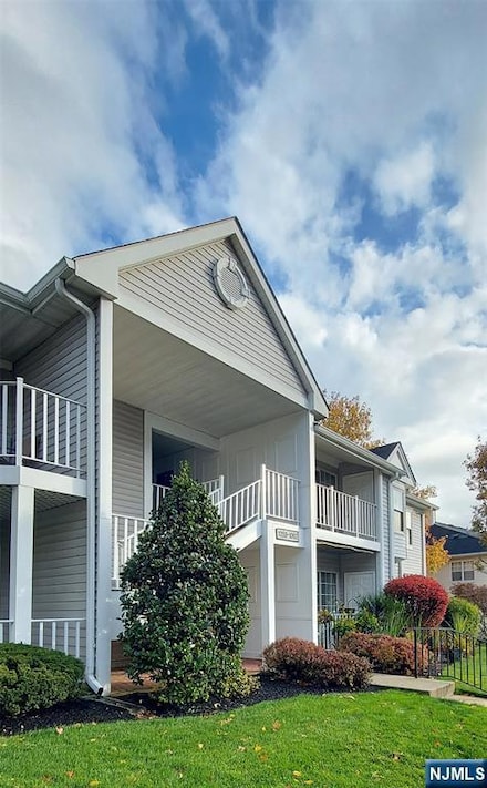 1060 Ash Dr, Mahwah, NJ 07430