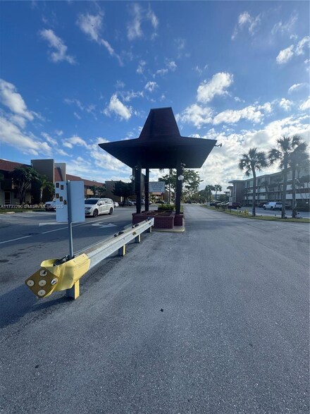 3001 NW 46th Ave Unit 102, Lauderdale Lakes, FL 33313