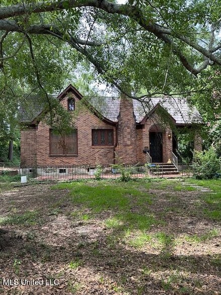 310 E College St, Clinton, MS 39056