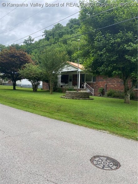 7 Saratoga St, Charleston, WV 25306