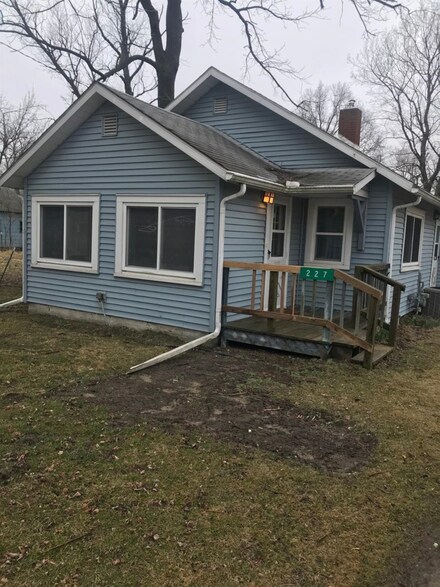 227 Lilac Ln, Walkerton, IN 46574