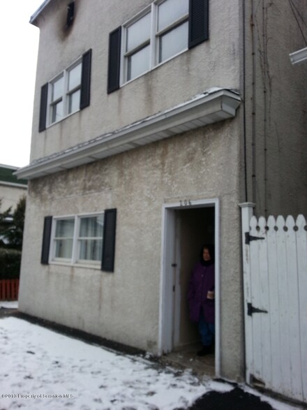 206 Oak St, Old Forge, PA 18518