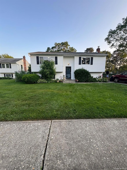 2 Mortell Ct, Copiague, NY 11726