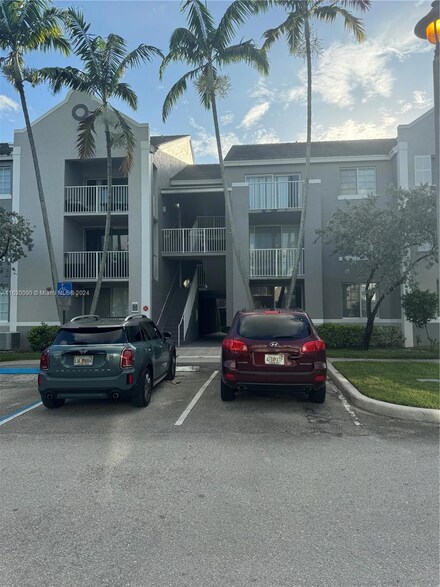 720 SW 111th Ave Unit 307, Pembroke Pines, FL 33025