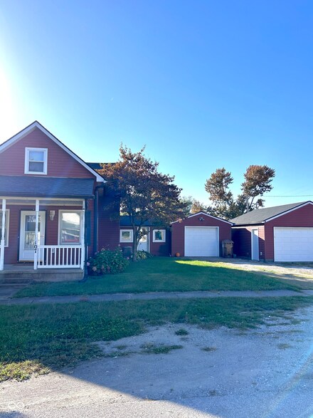 107 3rd St, New Market, IN 47965