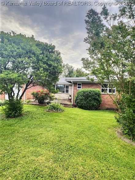 1301 Valentine Cir, Nitro, WV 25143