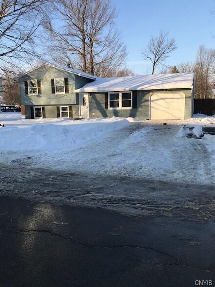 79 Windebank Ln, Minoa, NY 13116