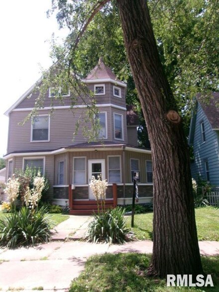 1209 S 4th St, Pekin, IL 61554