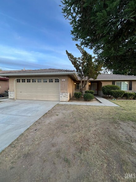 521 Grundy Ave, Shafter, CA 93263