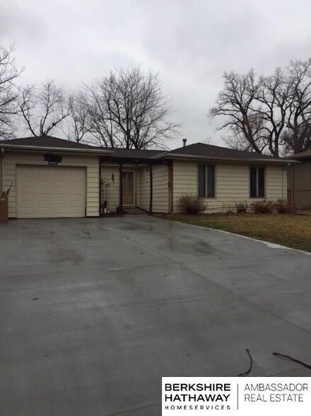 7442 Washington St, Omaha, NE 68127