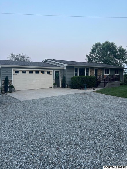 14303 Raven Ave, Mason City, IA 50401