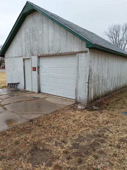 222 W 14th St, Harper, KS 67058