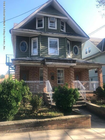8429 88th St, Woodhaven, NY 11421