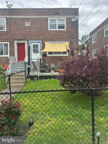 2927 Line St, Camden, NJ 08105