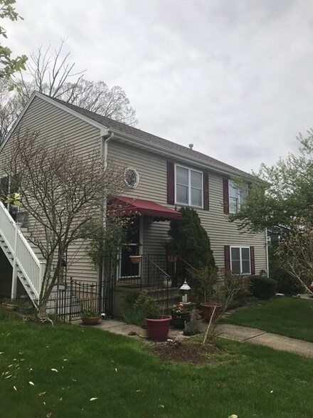 221 Seaward Ln, Fall River, MA 02720