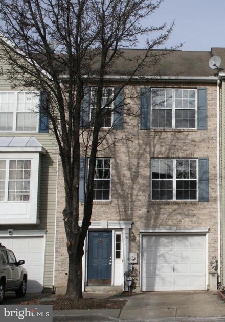 18 Versailles Ct, Newark, DE 19702