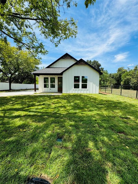 2824 Walker St, Fort Worth, TX 76105