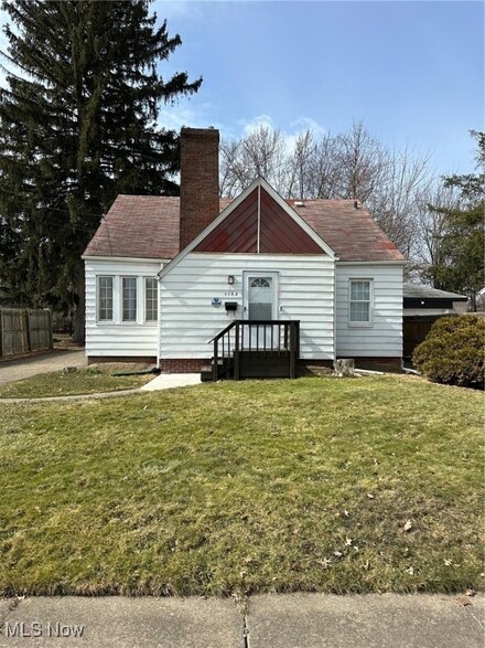 1132 Packard Dr, Akron, OH 44320