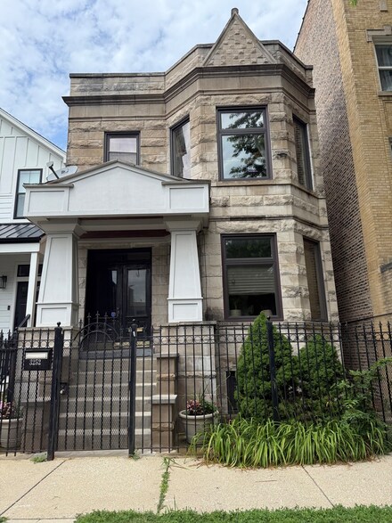3252 W Crystal St Unit 2, Chicago, IL 60651