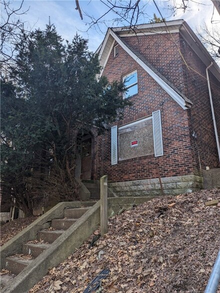 5456 Columbo St, Pittsburgh, PA 15206