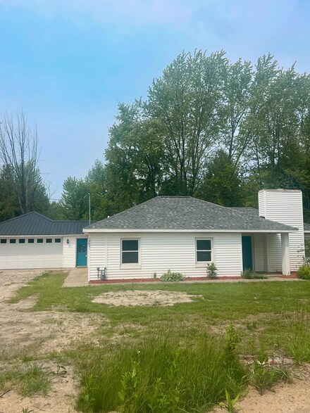 19051 174th Ave, Spring Lake, MI 49456
