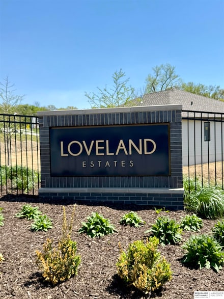 8633 Loveland Estates Ct, Omaha, NE 68124