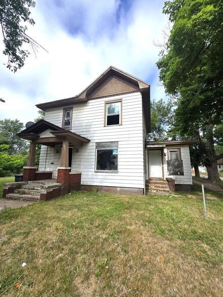 630 Pavone St, Benton Harbor, MI 49022