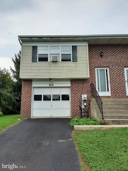 101 Pickwick Place, Millersville, PA 17551