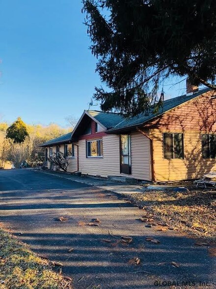 25 Carman Dr, Catskill, NY 12414