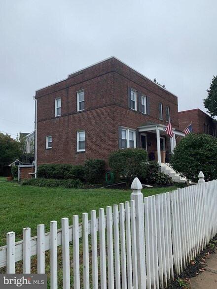 123 E Maple St, Alexandria, VA 22301