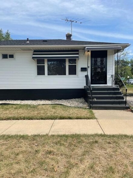 2099 Roosevelt St, Gary, IN 46404