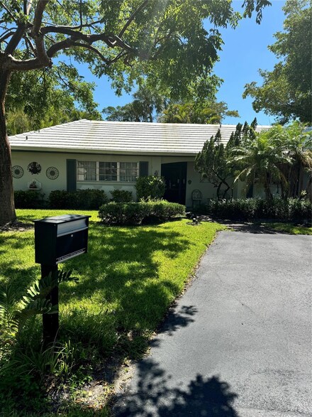 1023 E Cypress Dr, Pompano Beach, FL 33069