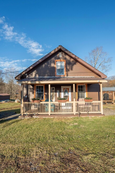 118 Maple St, Rupert, WV 25984