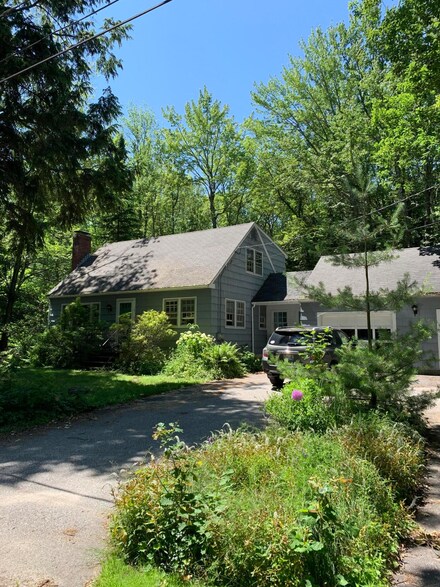3 Crystal Ln, Cumberland Center, ME 04021