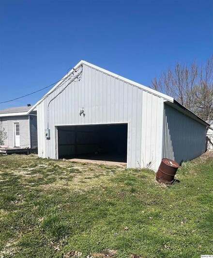540 Lee Evans Dr, Hull, IL 62343