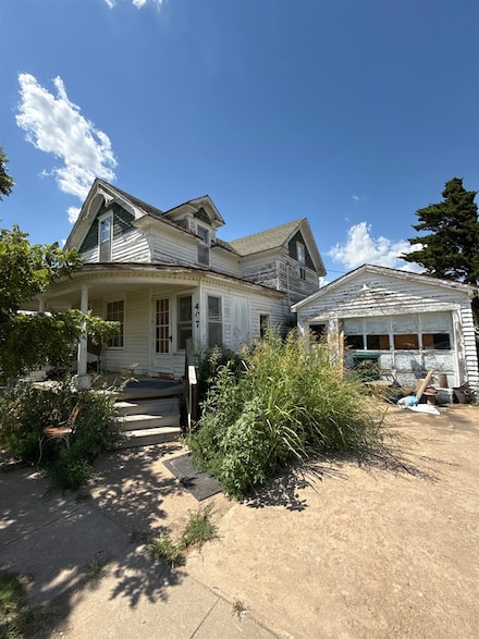 407 W 15th St, Russell, KS 67665