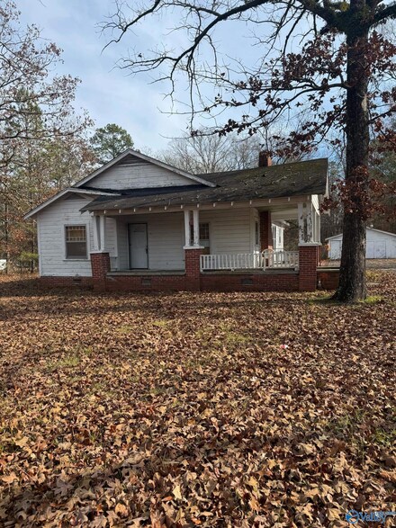 713 Hooks Lake Rd, Gadsden, AL 35901