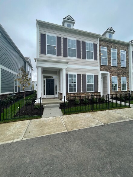 882 Templeton Dr, Carmel, IN 46032