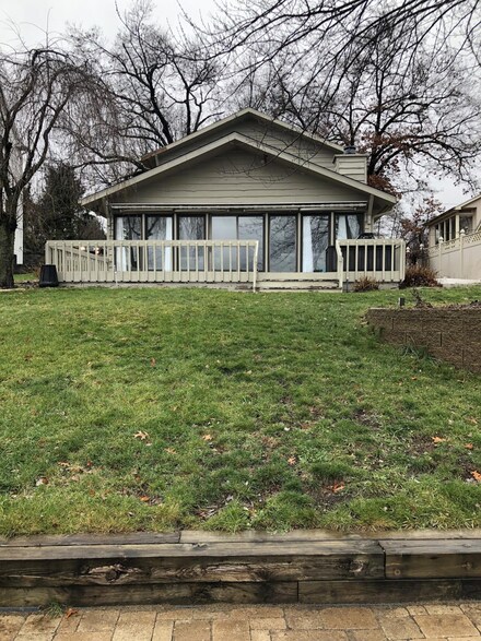 404 W Crooked Lake Dr, Kalamazoo, MI 49009