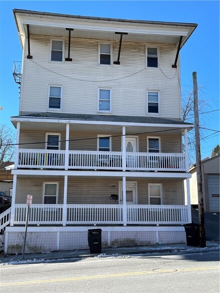 90 Railroad St, Lincoln, RI 02838